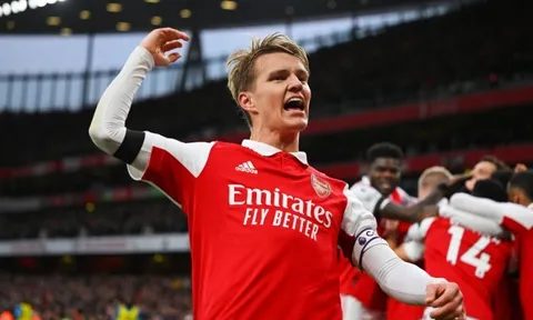 Neville và Carragher 'ngả mũ' với cầu thủ xuất sắc nhất Arsenal