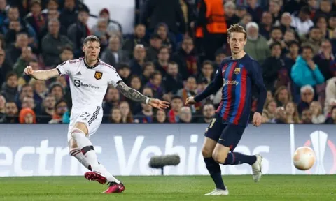De Jong: 'Weghorst nói sẽ ngăn cản tôi trước trận, và đã làm rất tốt'