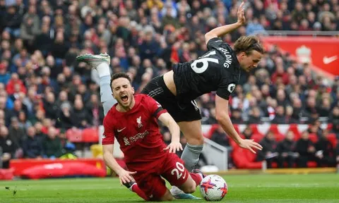 Konate chứng tỏ đẳng cấp trong ngày Van Dijk hóa 'tội đồ'