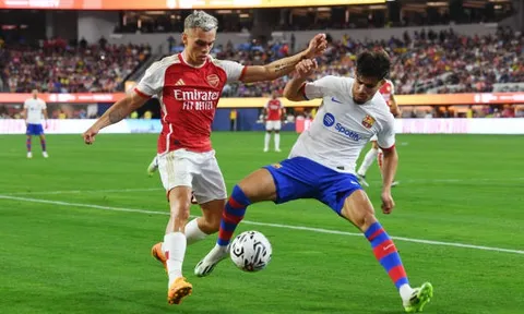 Nhà Kroenke khiến trận Arsenal - Barca bị hoãn nửa tiếng
