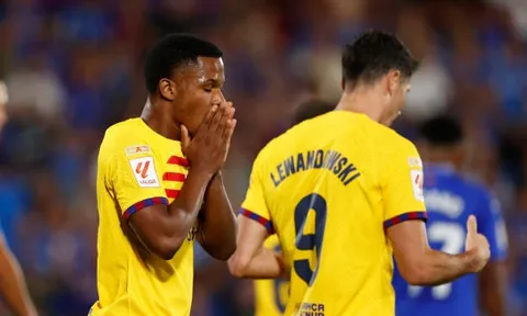 2 thẻ đỏ, 0 bàn thắng, Barca mất điểm ngày ra quân