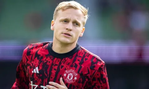 Ten Hag bất ngờ 'quay xe' với Van de Beek