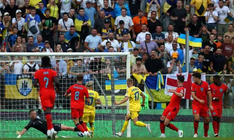 Zinchenko được khen xuất sắc trước tuyển Anh