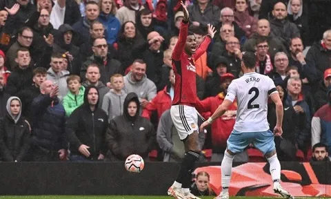 Mike Dean nhận định tình huống M.U không được hưởng penalty