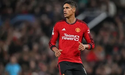 Varane bất mãn, gặp thẳng Ten Hag nói chuyện