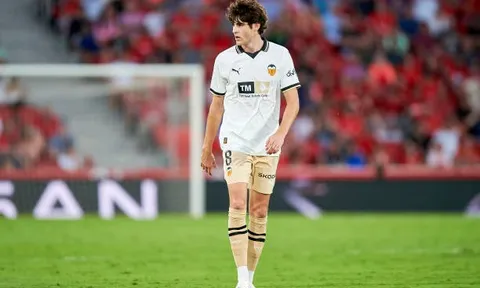 Javi Guerra - Tiền vệ bom tấn được Man Utd "xem giò", là ai?
