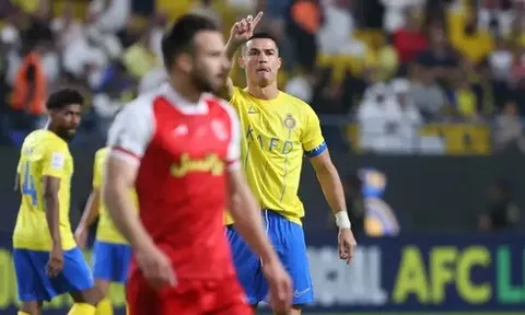 Ronaldo chơi đẹp, xin trọng tài hủy penalty