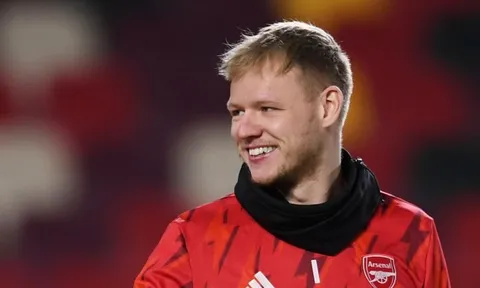 Ramsdale gật đầu, trở thành đối cứng của Arsenal