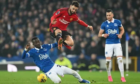 Everton thảm bại, "kẻ thay thế Varane" vẫn gây ấn tượng trước M.U