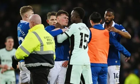 SỐC! Tiền đạo Chelsea nổi đóa, bóp cổ cầu thủ Everton