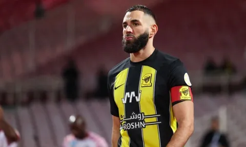 Rất nhanh chóng, Benzema có động thái khiến M.U mừng rơn