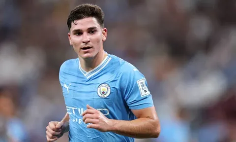 Julian Alvarez tạo thảm họa trên ĐT Argentina