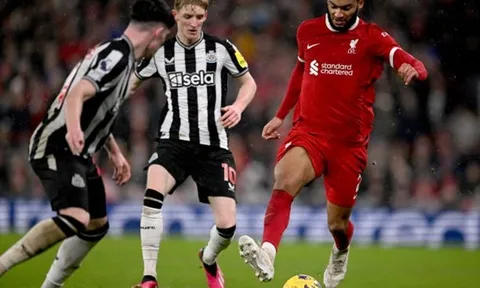 Sao Liverpool được đồng đội ví von với Roberto Carlos