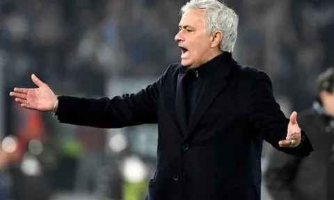 Cổ động viên AC Milan la ó Jose Mourinho