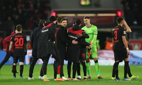 Phung phí cơ hội, Bayer Leverkusen “run rẩy” giữ ngôi đầu