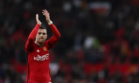 Stephen Warnock khen ngợi chân tạt bóng xuất sắc của Man United