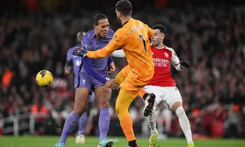 “Tấu hài” cùng Alisson Becker, Virgil Van Dijk đứng ra nhận lỗi
