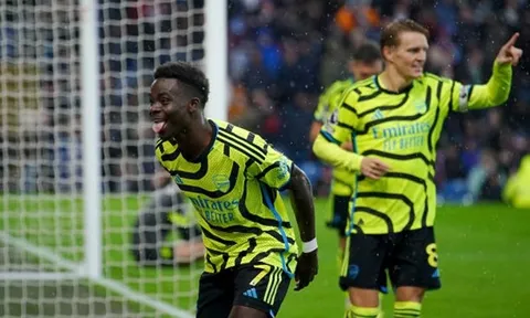 Lập cú đúp vào lưới Burnley, Bukayo Saka vẫn bị chỉ trích vì 1 lý do