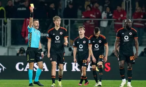 Ăn mừng “ngạo nghễ”, sao trẻ bị Daniele De Rossi dạy dỗ