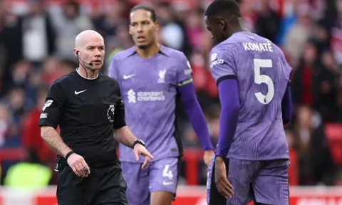 Alan Shearer nổi đóa vì trọng tài "thiên vị" Liverpool