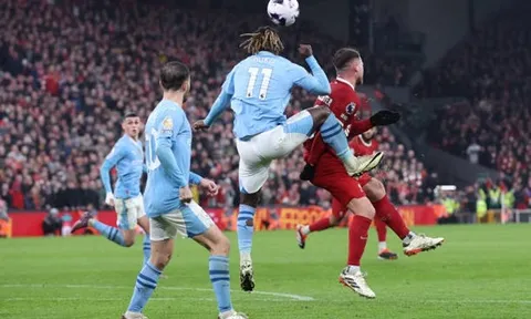 Jeremy Doku khiến cổ động viên Liverpool "cay cú"