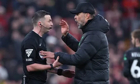 Trưởng ban trọng tài Ngoại hạng Anh "xát muối" vào nỗi đau của Liverpool