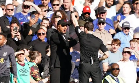 Huyền thoại Man City chỉ trích trình độ trọng tài Ngoại hạng Anh