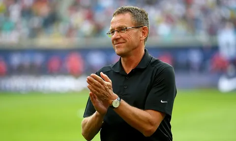 Cánh tay phải của Sir Alex chỉ ra nhiệm vụ cho Rangnick tại OTF