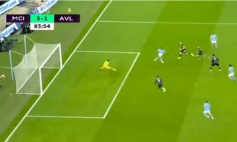 Mahrez xấu hổ với pha bỏ lỡ từ cự ly gần