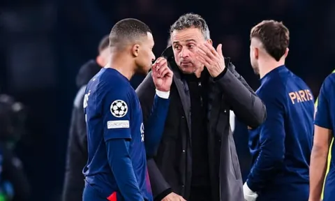 Hành động lạ của Mbappe sau khi bị thay ra