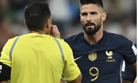 Giroud bị tước pha vô-lê thành bàn đẹp mắt