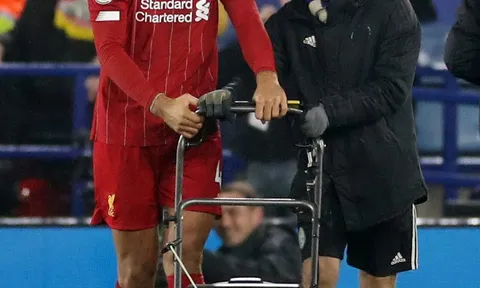 Giữ sạch lưới nhà, Van Dijk còn để lại dấu ấn riêng với hành động đẹp