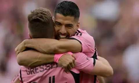 Luis Suarez lại ghi bàn trong ngày vắng Messi