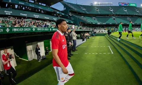 Evra dặn Martial 2 điều sau trận thắng Nottingham