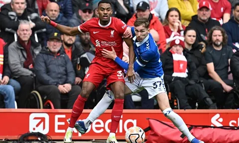 Tân binh Liverpool lộ điểm yếu lớn