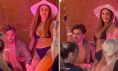 Grealish vuốt ve người đẹp bikini