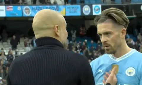 Grealish cam chịu, nghe Guardiola khiển trách