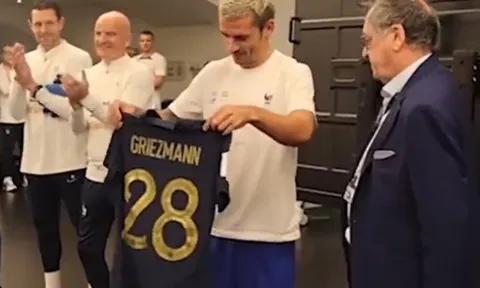Griezmann nhận món quà độc nhất trước trận bán kết World Cup