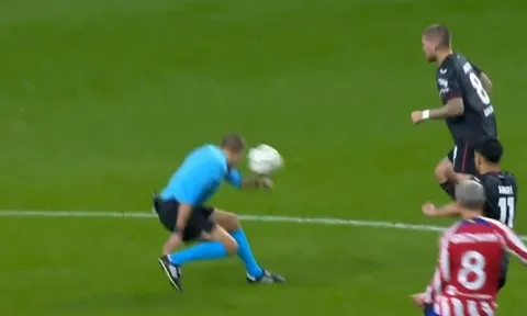 Griezmann sút bóng thẳng mặt trọng tài