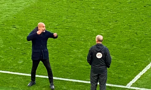 Guardiola nổi nóng, cởi phăng áo trước mặt trọng tài