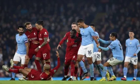 Gundogan đẩy ngã Fabinho, Rodri hùng hổ lao đến