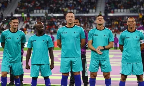 Dàn huyền thoại đá giao hữu với công nhân ở World Cup 2022