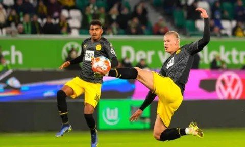 Haaland bay người, Dortmund lên đỉnh Bundesliga