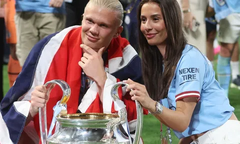 Haaland và bạn gái khoe cúp Champions League