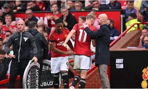 CĐV Man Utd la ó khi Hojlund bị thay ra, HLV Ten Hag nói câu bất ngờ