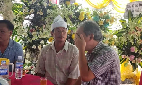 Bầu Đức khóc tiễn đưa bác sĩ CLB Hoàng Anh Gia Lai