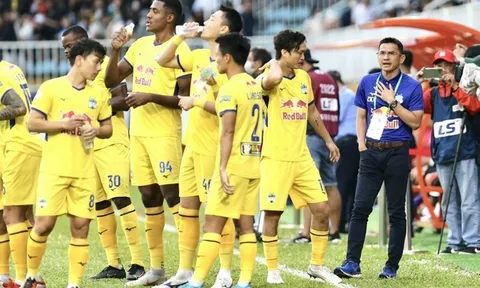 Kiatisak gia hạn cùng HAGL; Tiến Linh phải tập riêng