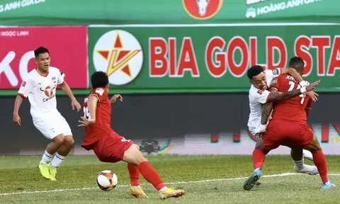 HAGL giành điểm đầu tiên tại V-League 2023; HLV Kiatisuk hành động bất ngờ với VPF