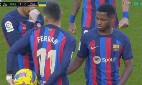 Hai ngôi sao Barca tranh nhau penalty rồi đá hỏng