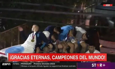 Hân hoan cúp vàng, Messi và 4 đồng đội suýt gặp sự cố trên nóc xe buýt